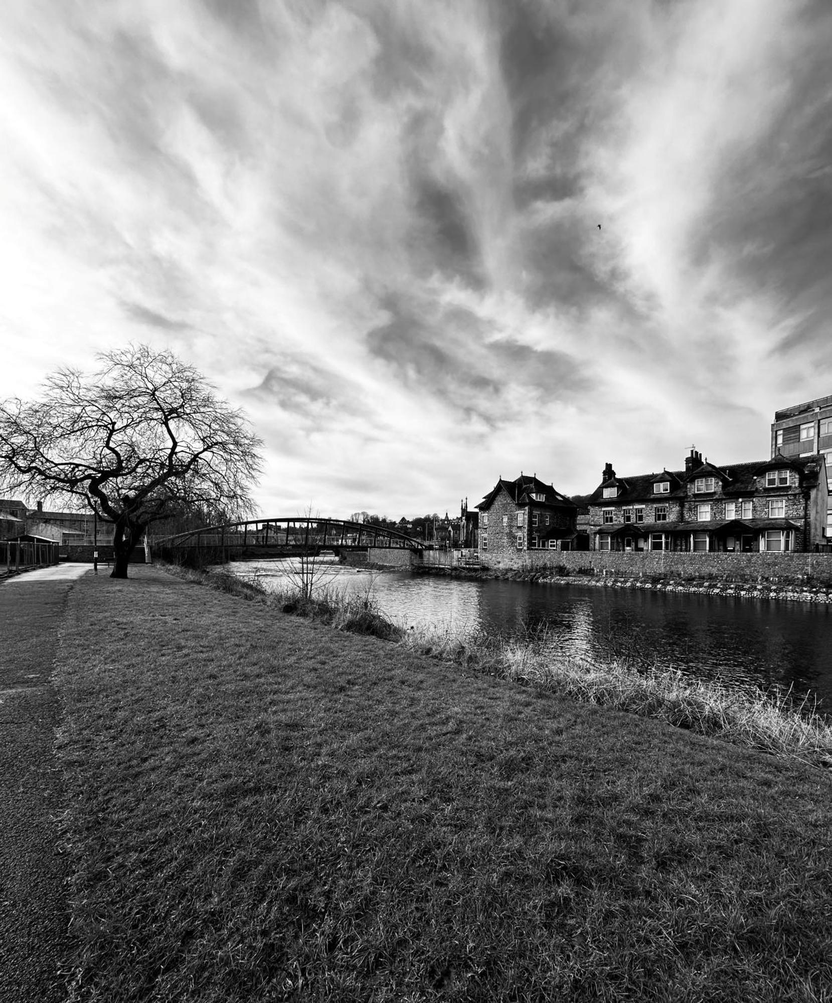Charming Riverside With Parking Apartment *